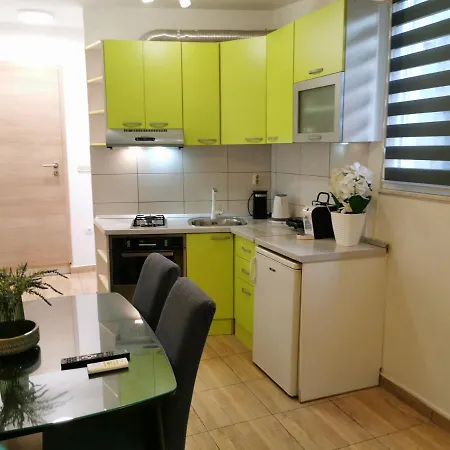 Jale Apartment Split